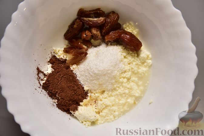 Фото приготовления рецепта: Творожный мусс с финиками, кокосовой стружкой и какао - шаг №5
