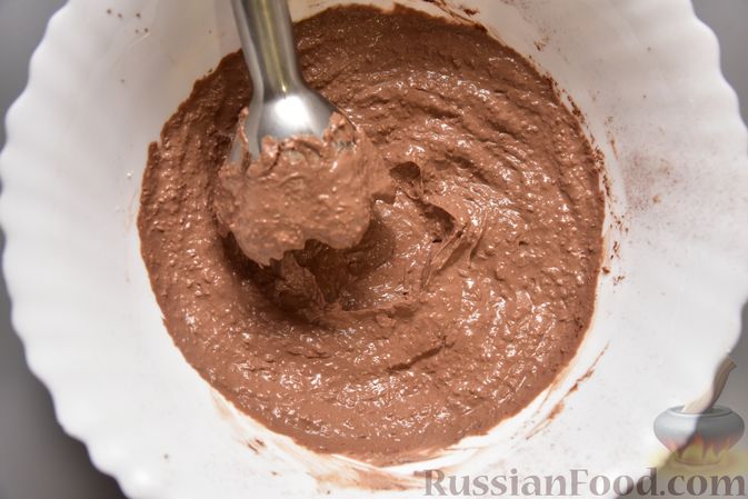 Фото приготовления рецепта: Творожный мусс с финиками, кокосовой стружкой и какао - шаг №6