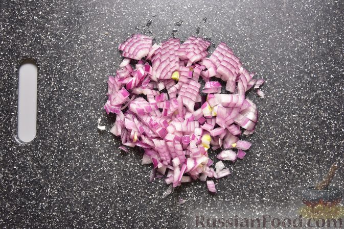 Фото приготовления рецепта: Салат с тунцом, кукурузой, солёными огурцами и яйцами - шаг №5