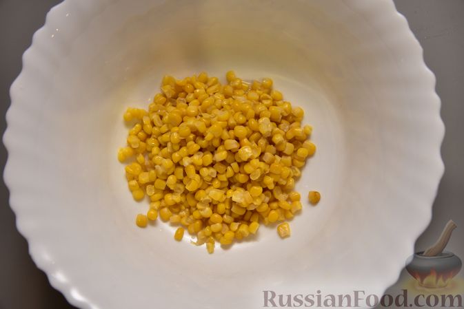 Фото приготовления рецепта: Салат с тунцом, кукурузой, солёными огурцами и яйцами - шаг №3