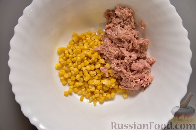 Фото приготовления рецепта: Салат с тунцом, кукурузой, солёными огурцами и яйцами - шаг №4