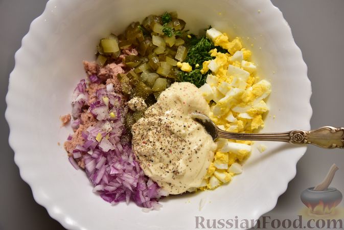 Фото приготовления рецепта: Салат с тунцом, кукурузой, солёными огурцами и яйцами - шаг №10