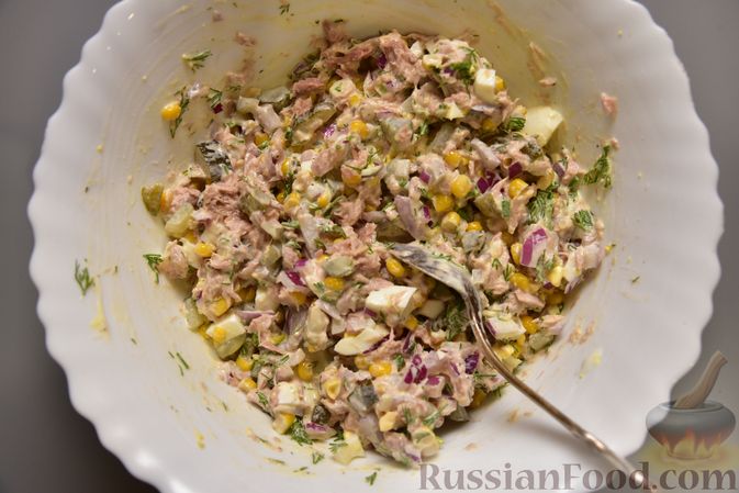 Фото приготовления рецепта: Салат с тунцом, кукурузой, солёными огурцами и яйцами - шаг №11