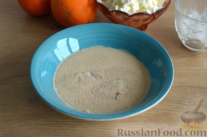 Фото приготовления рецепта: Творожные дрожжевые пирожки с апельсинами - шаг №2