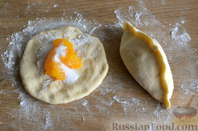 Фото приготовления рецепта: Творожные дрожжевые пирожки с апельсинами - шаг №14