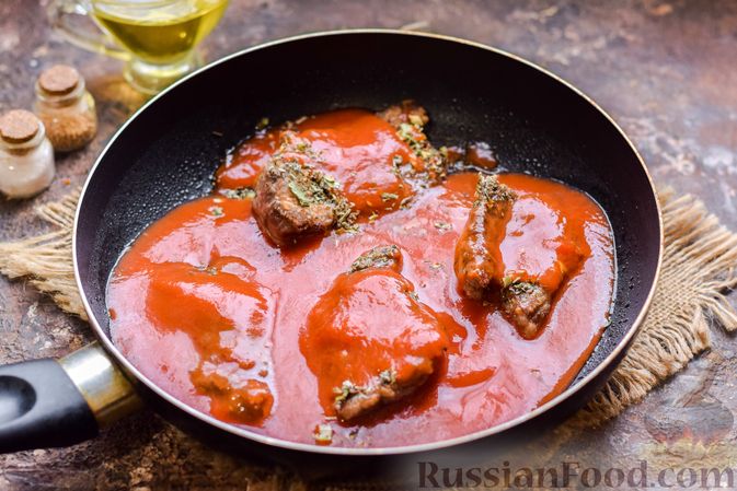 Фото приготовления рецепта: Говядина, тушенная с луком в томатном соусе - шаг №8