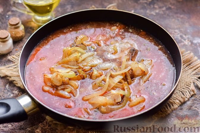 Фото приготовления рецепта: Говядина, тушенная с луком в томатном соусе - шаг №10
