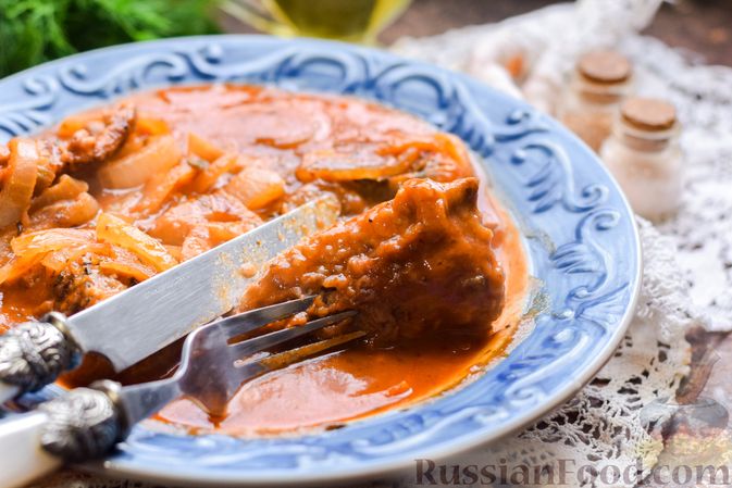 Фото приготовления рецепта: Говядина, тушенная с луком в томатном соусе - шаг №13