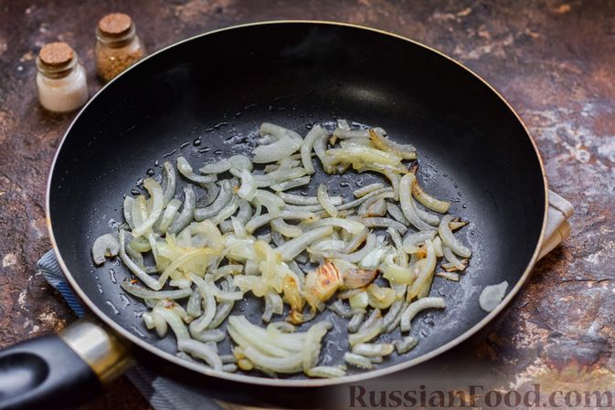 Фото приготовления рецепта: Гречка с консервированным тунцом и оливками - шаг №5