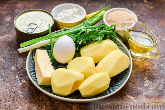 Фото приготовления рецепта: Картофельные котлеты с консервированным тунцом, сыром и зеленью - шаг №1
