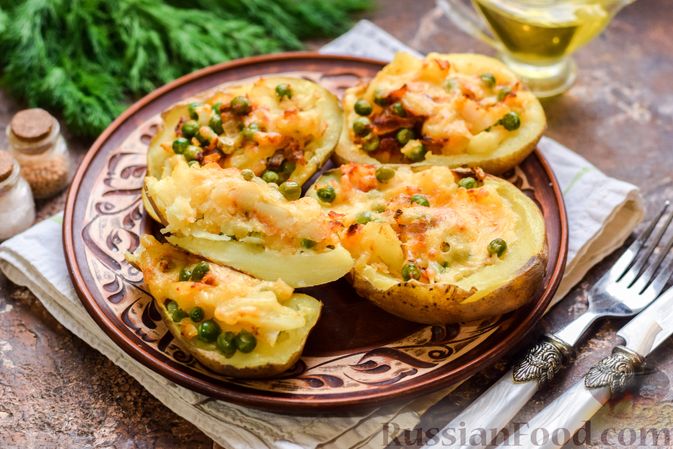 Фото к рецепту: Картофель, фаршированный зелёным горошком и сыром (в духовке)