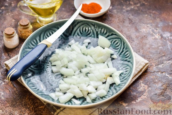 Фото приготовления рецепта: Картофель, фаршированный зелёным горошком и сыром (в духовке) - шаг №3