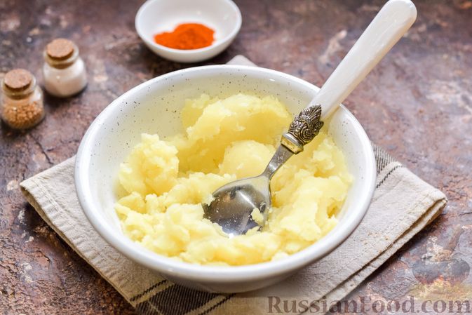 Фото приготовления рецепта: Картофель, фаршированный зелёным горошком и сыром (в духовке) - шаг №7