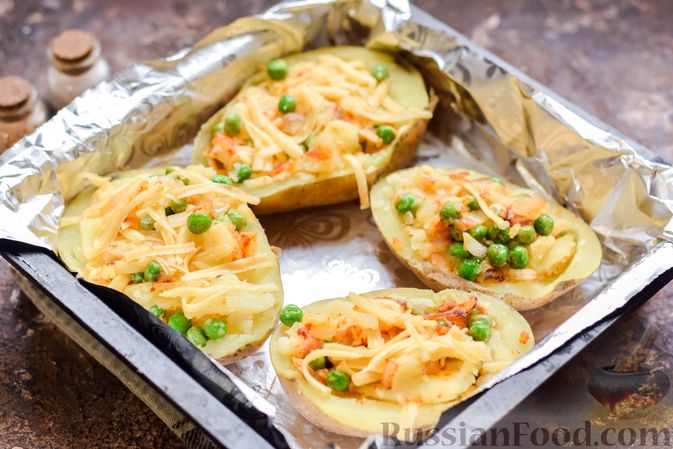 Фото приготовления рецепта: Картофель, фаршированный зелёным горошком и сыром (в духовке) - шаг №10