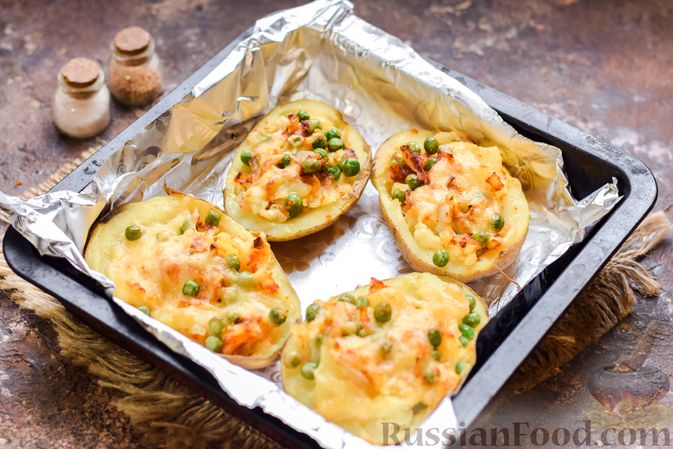 Фото приготовления рецепта: Картофель, фаршированный зелёным горошком и сыром (в духовке) - шаг №11