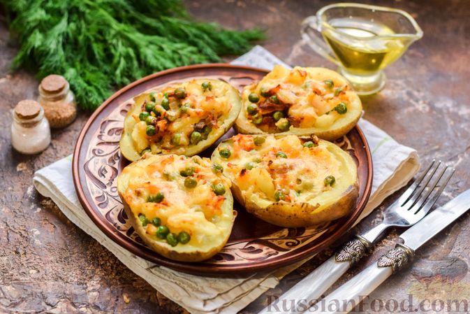 Фото приготовления рецепта: Картофель, фаршированный зелёным горошком и сыром (в духовке) - шаг №12