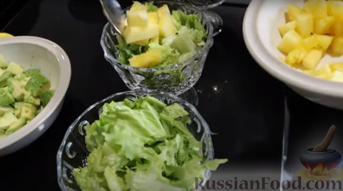 Фото приготовления рецепта: Салат с креветками и авокадо - шаг №5