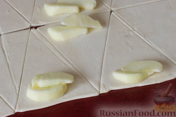 Фото приготовления рецепта: Слоёные рогалики с яблоками, запечённые в лимонаде - шаг №4