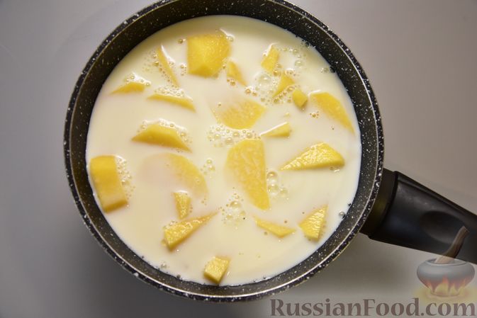 Фото приготовления рецепта: Картофель, тушенный в молоке - шаг №3