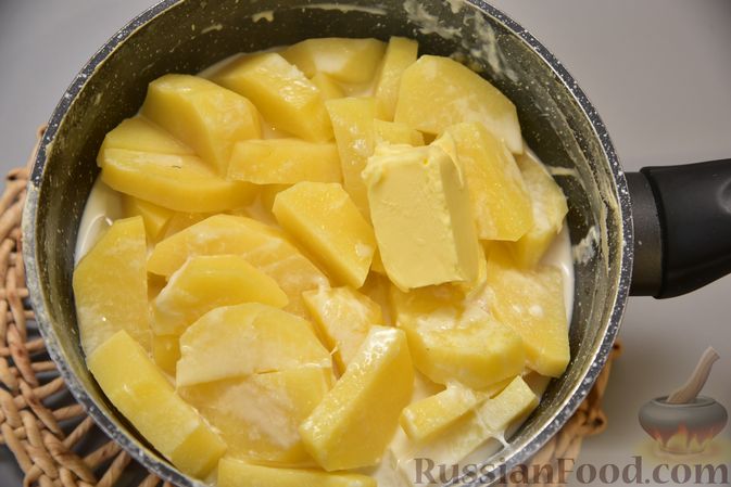 Фото приготовления рецепта: Картофель, тушенный в молоке - шаг №4