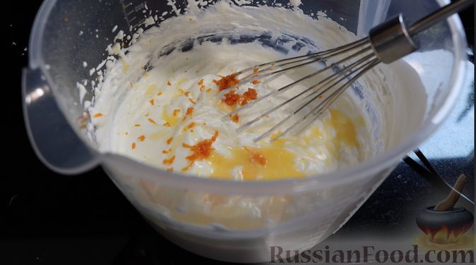 Фото приготовления рецепта: Бисквитный апельсиновый рулет - шаг №4