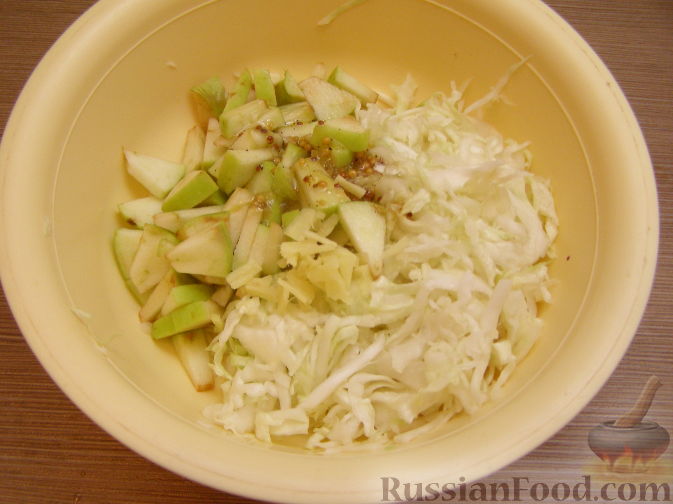Фото приготовления рецепта: Капустный салат с имбирем - шаг №5