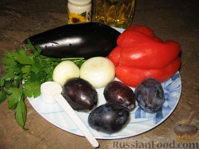 Фото приготовления рецепта: Сливово-баклажанный салат - шаг №1