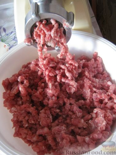 Фото приготовления рецепта: Свиные отбивные, тушенные в томатном соусе, с сыром (в духовке) - шаг №2