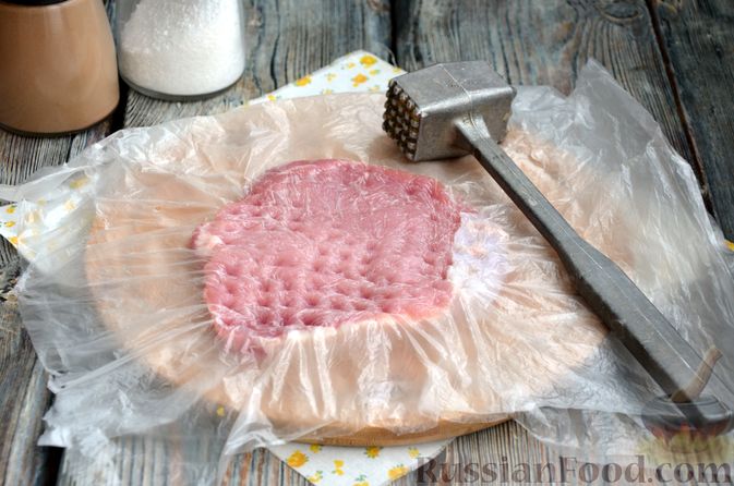 Фото изготовления рецепта: Шницель из свинины в хлебной панировке - шаг №3