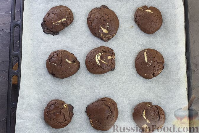 Фото изготовления рецепта: Печенье "Три шоколада" - шаг №14