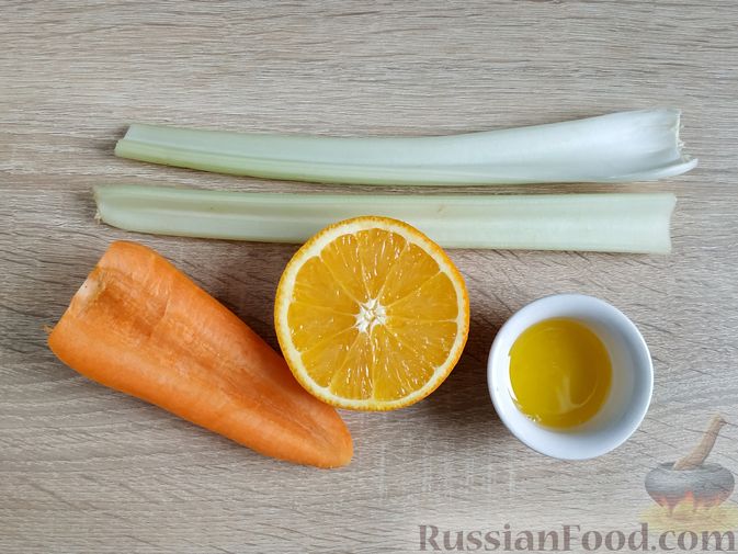 Фото изготовления рецепта: Смузи из моркови и сельдерея, с апельсинным соком и мёдом - шаг №1
