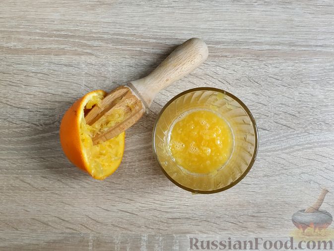 Фото изготовления рецепта: Смузи из моркови и сельдерея, с апельсинным соком и мёдом - шаг №4