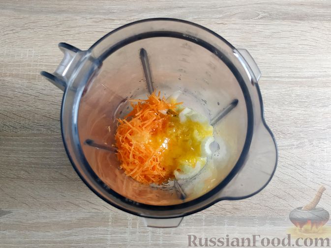 Фото изготовления рецепта: Смузи из моркови и сельдерея, с апельсинным соком и мёдом - шаг №5