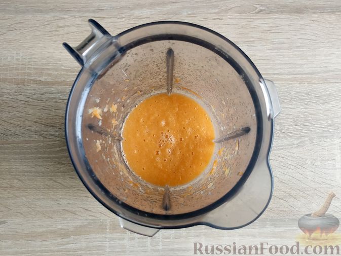 Фото изготовления рецепта: Смузи из моркови и сельдерея, с апельсинным соком и мёдом - шаг №6