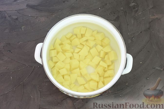 Фото изготовления рецепта: Сырный суп с ветчиной, стручковой фасолью, перцем и  зелёным горошком - шаг №2