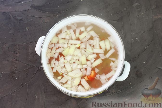 Фото изготовления рецепта: Сырный суп с ветчиной, стручковой фасолью, перцем и  зелёным горошком - шаг №4