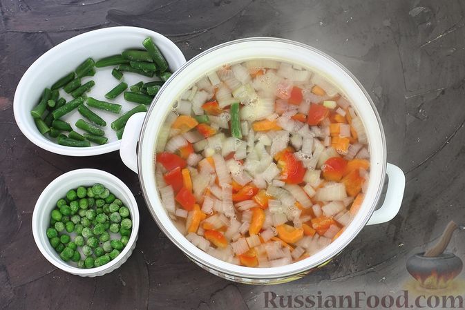 Фото изготовления рецепта: Сырный суп с ветчиной, стручковой фасолью, перцем и  зелёным горошком - шаг №5
