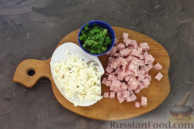 Фото изготовления рецепта: Сырный суп с ветчиной, стручковой фасолью, перцем и  зелёным горошком - шаг №6
