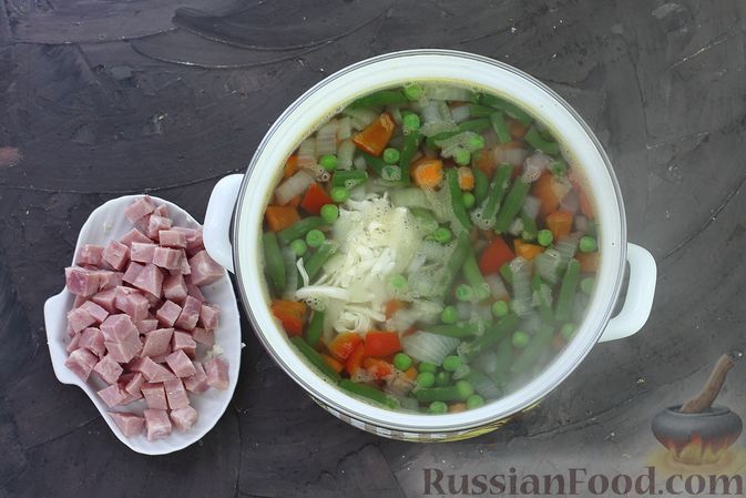 Фото изготовления рецепта: Сырный суп с ветчиной, стручковой фасолью, перцем и  зелёным горошком - шаг №7