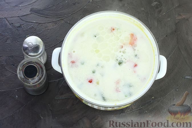 Фото изготовления рецепта: Сырный суп с ветчиной, стручковой фасолью, перцем и  зелёным горошком - шаг №8