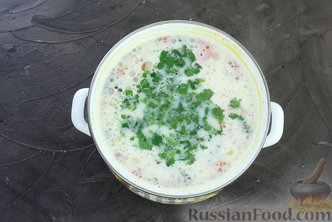 Фото изготовления рецепта: Сырный суп с ветчиной, стручковой фасолью, перцем и  зелёным горошком - шаг №9
