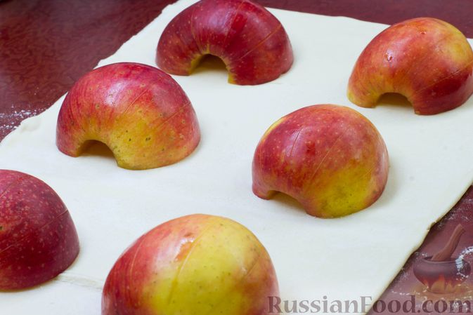 Фото изготовления рецепта: Яблоки, запечённые в слоёном тесте - шаг №4