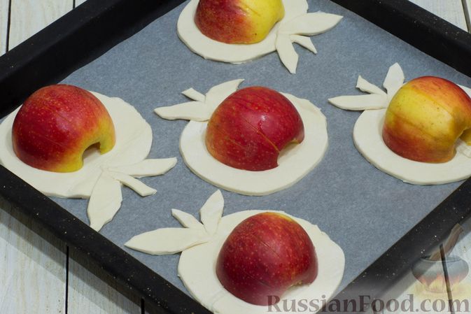 Фото изготовления рецепта: Яблоки, запечённые в слоёном тесте - шаг №5