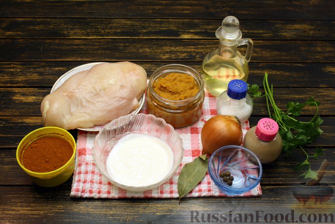 Фото изготовления рецепта: Куриное филе, тушенное с кабачковой икрой и сметаной - шаг №1