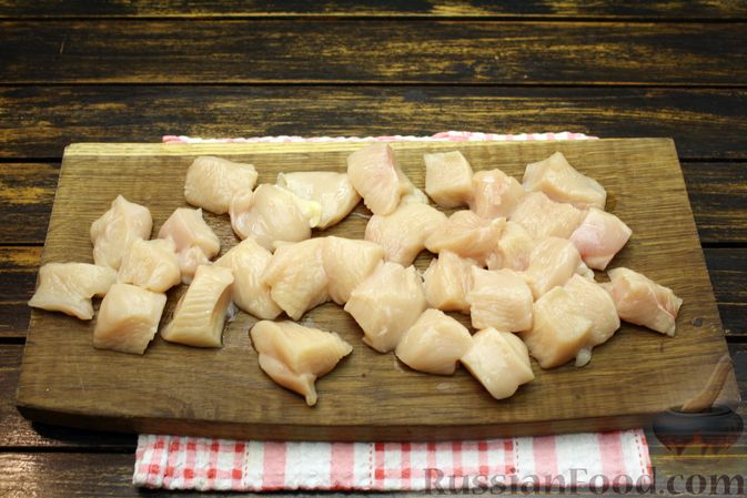 Фото изготовления рецепта: Куриное филе, тушенное с кабачковой икрой и сметаной - шаг №2