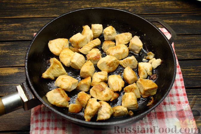 Фото изготовления рецепта: Куриное филе, тушенное с кабачковой икрой и сметаной - шаг №4