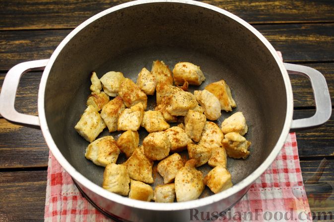 Фото изготовления рецепта: Куриное филе, тушенное с кабачковой икрой и сметаной - шаг №5