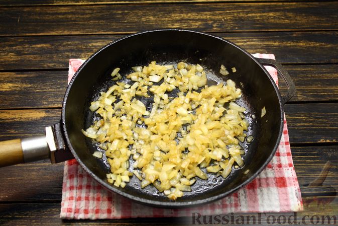 Фото изготовления рецепта: Куриное филе, тушенное с кабачковой икрой и сметаной - шаг №6