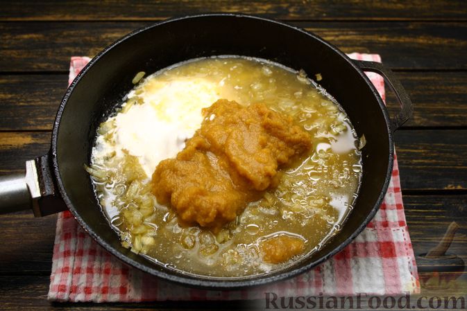 Фото изготовления рецепта: Куриное филе, тушенное с кабачковой икрой и сметаной - шаг №8
