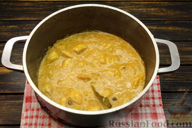 Фото изготовления рецепта: Куриное филе, тушенное с кабачковой икрой и сметаной - шаг №11